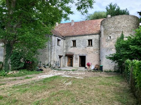 Je vous propose à la vente cette belle bâtisse du XVe siècle, à Prunay en Yvelines, en pierre, de 250 m2 habitable, édifiée sur un terrain de 3885 m2, elle se compose comme suit : une entrée par la salon de plus de 60 m2 avec cheminée d'époque et tom...