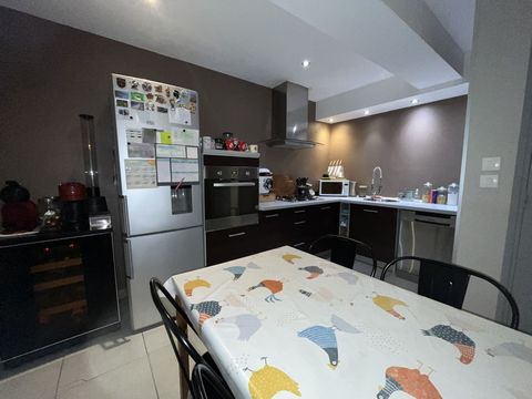 ARTHURIMMO.COM vous propose à 15 minutes de Villers-Cotterets, 5 minutes Neuilly-Saint-Front, cette maison de village rénovée, composée au rez de chaussée d'une entrée, cuisine, salle à manger/séjour, salle de douches, wc. Au premier étage : grande p...