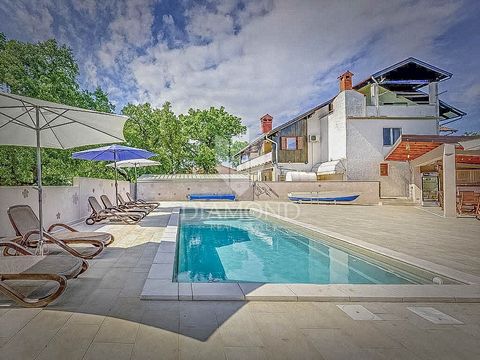 Location: Istarska županija, Novigrad, Novigrad. Istrien, Novigrad Umgebung Zum Verkauf steht eine geräumige Wohnung mit Swimmingpool im Erdgeschoss in der Nähe von Novigrad. Die Wohnungsfläche beträgt 176,59 m2 und besteht aus einem Wohnzimmer mit E...