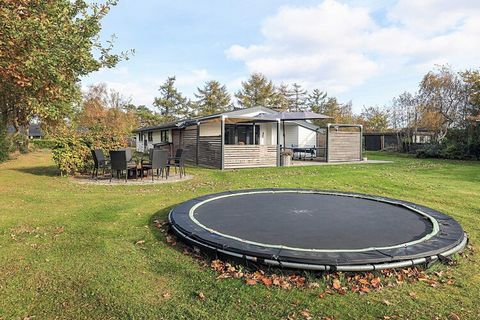 Dieses renovierte Ferienhaus bei Hasmark liegt nur einen kurzen Spaziergang vom Wasser entfernt. Den Strand erreichen Sie bequem über die kleine Straße, die direkt vom Haus dorthin führt. Im Haus offener Küchen-/Wohnbereich für das Familienleben. Es ...