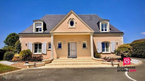 Cette belle maison contemporaine, construite avec des matériaux de grande qualité, allie élégance, confort et modernité. Dès l'entrée, le ton est donné avec une majestueuse entrée cathédrale. Le rez-de-chaussée s'ouvre sur un vaste double séjour agré...