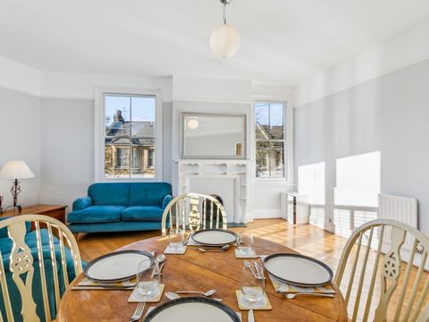 Cet appartement bien aménagé de deux chambres doubles est situé au premier étage d’un charmant immeuble d’époque situé à l’angle de Barrowgate Road et Heathfield Gardens à Chiswick. Le logement se compose d’une salle de réception lumineuse orientée s...