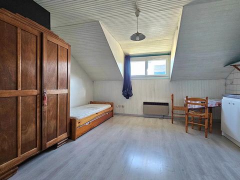 En exclusivité, studio de 17,36m² ( 19,92m² au sol) au prix de 81990 HAI. Ce bien se compose d'une pièce principale avec une kitchenette (plaques, hotte, lave linge, réfrigérateur) et d'une salle de bain avec wc. Cet appartement situé rue du Mail, bé...