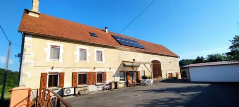 Corps de ferme entièrement restauré à l'entrée d'un village calme, pas de mitoyenneté pas de vis à vis. Rez-de-chaussée: Hall avec évier, placards de rangement, donne accès à un bureau qui peut être une chambre, une seconde chambre avec salle d'eau a...