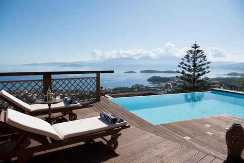 Nichée dans le village surélevé de Katsikia, juste à l’extérieur d’Agios Nikolaos, la villa offre un mélange unique d’élégance, de confort et de vues à couper le souffle. Orientée vers l’est, cette élégante propriété bénéficie d’un ensoleillement abo...