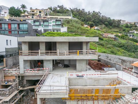 Ik presenteer u deze fantastische villa met 3 slaapkamers met uitzicht op de baai van Funchal. Uw investering in deze vrijstaande eengezinswoning, ingevoegd in een verkaveling met een oppervlakte van 579,50 m2, gelegen op 2 minuten van de kerk van Sa...