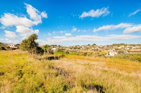 Situada a una distancia de 1.500 metros de los supermercados de Benissa, y 6.000 metros de la costa de Moraira, Benissa y Calpe. Con más de 10.000 m² de terreno puede construir una hermosa finca que satisfaga plenamente sus deseos. Convénzase usted m...