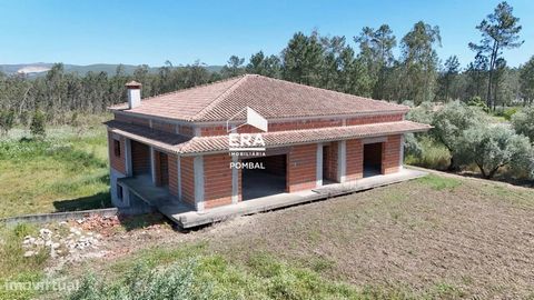 Villa met 4 slaapkamers, ingevoegd in een landelijke context, op 15 minuten van de stad Pombal. Het huis ligt op een perceel van 12.000 m2 met uitstekende blootstelling aan de zon, bestaande uit een tuin, een dennenbos en een waterput. Gelegen in een...