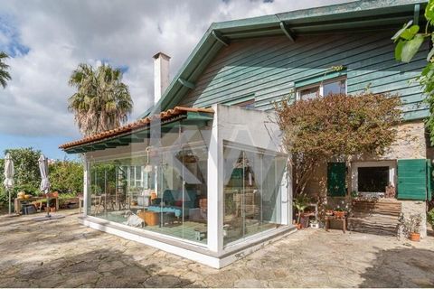 T4+T1 old charm home with swimming pool in Carcavelos. Nestled in a privileged location in Carcavelos (Cascais), peaceful and silent in the center of all services, this house has been,for 80 years, a beloved sanctuary for several generations, testimo...