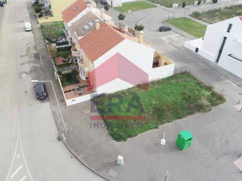 Urban plot with 180m2, located in the center of Atouguia da Baleia. With the possibility of building a single-family semi-detached house with 2 floors, basement and external space. Gross construction area 144m2 and dependent area 36m2. With East West...