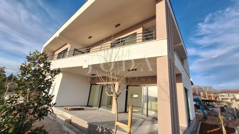 Location: Primorsko-goranska županija, Krk, Krk. Moderne Villa zum Verkauf mit Panoramablick auf das Meer und einem Swimmingpool, Neubau in der Nähe der Stadt Krk. Die Villa mit einer Fläche von 173 m2 erstreckt sich über das Erdgeschoss und den erst...