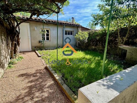 Proche de l'Albinque et du centre de Castres, se trouve cette charmante maison de ville. Elle se compose d'un séjour lumineux avec un espace bureau, d'une cuisine séparée entièrement équipée et pourvue d'une buanderie. L'étage quant à lui, propose 3 ...