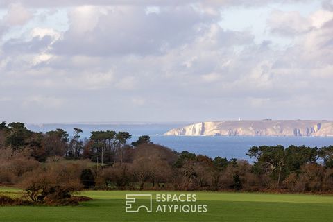 Wir haben uns in dieses wunderschön restaurierte Einfamilienhaus aus dem Jahr 1838 mit seinem Panorama auf das Meer und die Halbinsel Crozon verliebt. In der Nähe der Küstenwege PR und GR 34 zwischen Douarnenez und der Pointe du Van befindet sich die...