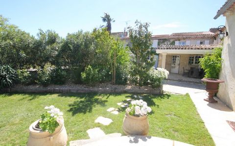 Affascinante proprietà situata in posizione ideale per gli amanti della natura, composta da una casa principale di circa 171 m2 di superficie con bei volumi, e una casa adiacente ma indipendente di circa 125 m2 di superficie. Scoprirete una bellissim...