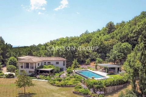 Ref. 12310 – In der bezaubernden Landschaft von Cannes gelegen, in einer friedlichen Gegend von Châteauneuf-Grasse, wurde im Jahr 2020 diese moderne Villa vollständig renoviert. Mit Blick auf die Berge genießt die Villa unbezahlbare Privatsphäre und ...