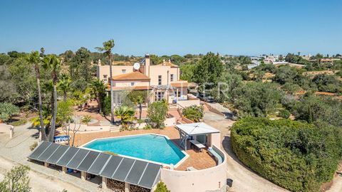 Spacieuse villa orientée sud sans permis d'habitation* , située sur son propre grand terrain de 7.240 m², avec piscine et garage/sous-sol, à quelques minutes en voiture de la côte, des terrains de golf et du centre de la ville en bord de mer d'Armaçã...