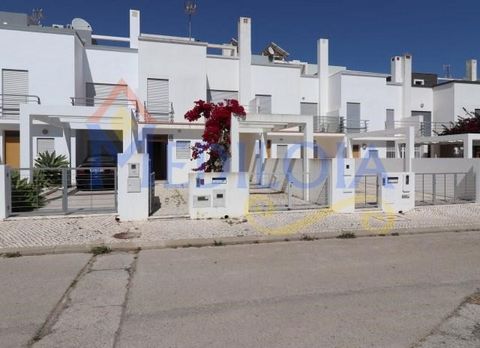 Maison de ville de 3 chambres à quelques minutes de la plage de Lota à Manta Rota, cuisine meublée et équipée, 3 salles de bains, dont une incluse dans la suite, une terrasse sur le toit de 46,54 m2, un patio avant de 46,01 m2 avec parking et un pati...