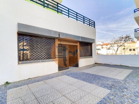 STORE FOR SALE IN MONTE GORDO. Store well located, close to the avenue by the sea in Monte Gordo, available for sale. The store facade has two large windows, doors and windows with security bars. The store has an area of 71.23 m2 and a bathroom. Book...