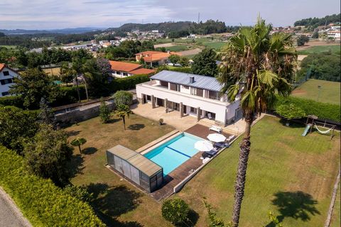 Located in Trofa. Discover this magnificent villa, located in the picturesque town of Trofa. With five bedrooms and seven bathrooms, this spacious property offers all the comfort and tranquility you are looking for. With a construction area of 1050 s...