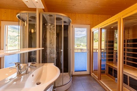 „Willkommen in Ihrem idealen alpinen Rückzugsort! Dieses charmante Chalet bietet 100 m² elegante Wohnfläche und bietet bequem Platz für bis zu 9 Personen. Perfekt für Familien oder Gruppen, bietet es eine Mischung aus Komfort und Luxus, einschließlic...