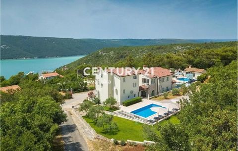 LABIN, UMGEBUNG, ZWEI HÄUSER MIT SCHWIMMBAD UND MEERBLICK In wunderschöner Lage, nur 900 m vom Meer entfernt, verkaufen wir zwei Immobilien mit Blick auf das Meer. Es handelt sich um zwei unabhängige Einheiten mit einer Gesamtwohnfläche von 385 m2 au...