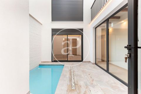 Loft von 163 m2 mit Terrasse von 15m2 Im Großraum von Botánico, Valencia. Die Immobilie hat 3 Zimmer, 3 Bäder, Pool, Klimaanlage, Einbauschränke, Heizung und Abstellraum. Ref. VV2412023 Features: - Terrace - SwimmingPool - Air Conditioning