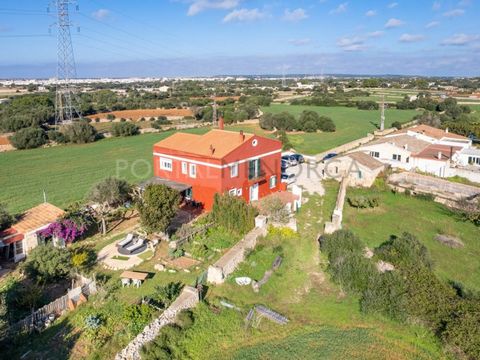 Descubre esta encantadora finca rústica situada a solo un kilómetro de Ciutadella, en dirección a algunas de las playas más hermosas de la zona. Con un terreno de 75,000 m² que rodea la propiedad, disfrutarás de tranquilidad en un entorno natural. Ac...