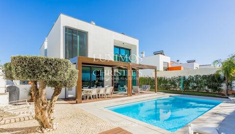 Eine moderne Villa mit 4 Schlafzimmern in einer etablierten Wohngegend von Portimão an der Algarve, mit einer Garage, einem Swimmingpool und einem Außenwohnbereich. Obwohl die Immobilie neu gebaut wurde, wurden zusätzliche Feinheiten hinzugefügt, wie...