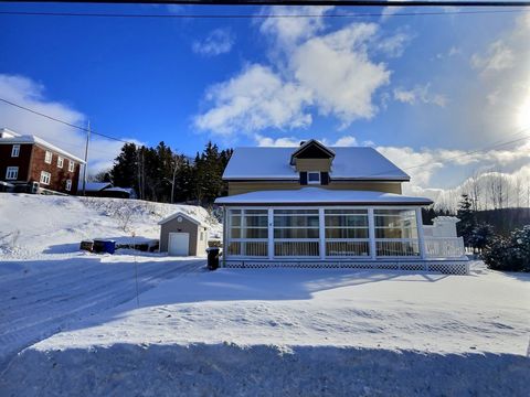 Découvrez cette grande propriété familiale située dans le charmant village de La-Trinité-des-Monts, un véritable havre de paix en pleine campagne. Avec ses 5 chambres à coucher, dont 4 situées au même étage, cette maison spacieuse offre un cadre de v...