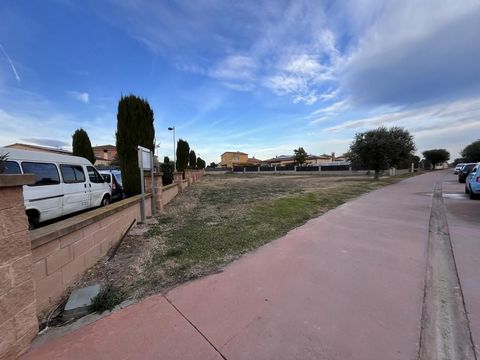 ¡Bienvenido a la oportunidad de tu nuevo hogar en Torroella de Fluvià! Presentamos esta maravillosa parcela esquinera de 800m2 disponible para la venta. Imagina la casa de tus sueños en este rincón de serenidad y naturaleza. Con la posibilidad de con...