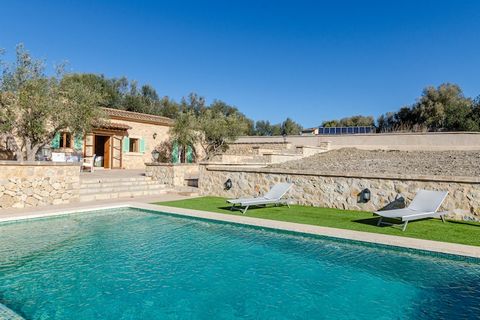 Deze charmante finca is de perfecte uitvalsbasis voor maximaal 4 gasten en biedt een vredig toevluchtsoord in het hart van het platteland van Mallorca. Het privézwembad, omgeven door weelderig kunstgras, nodigt u uit om te ontspannen en te genieten v...