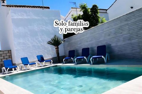 Villa con piscina privada cerca de Conil a pocos pasos del mar, ideal para tres familias. Esta residencia ofrece un ambiente exclusivo y confortable, ubicada a sólo 15 minutos a pie de la hermosa playa de Fuente del Gallo y a 1,4 km de la encantadora...