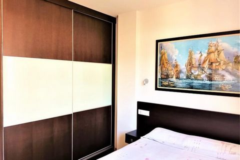 Geniet van fantastische wandelingen langs de kust vanaf de brede maritieme promenade die u langs de wegen van Roses voert. Terrassa, omkeerbare AIRCONDITIONING via pijpleiding, WIFI. Prive ondergrondse parkeergarage. 60 m² voor 5 personen: 1 bed x 1,...