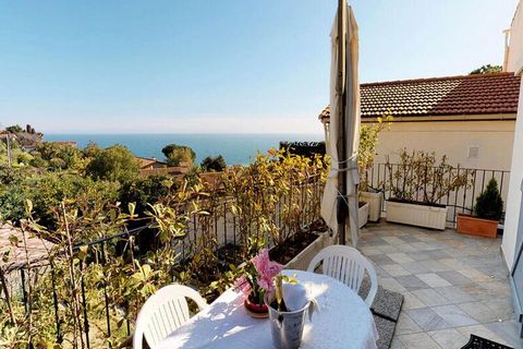 Ce charmant studio climatisé est situé dans un quartier résidentiel calme, offrant un refuge paisible avec une grande terrasse offrant une vue panoramique sur la mer et la verdure. L'appartement dispose d'un lit pliant de 160x190cm dans le séjour ain...