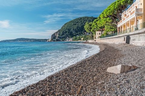 Herausragend und selten, bietet diese charmante Villa am Wasser eine idyllische Lage. Es erstreckt sich über 2 Etagen und bietet Blick auf den Strand und einen Panoramablick auf die Bucht von Èze. Die Villa profitiert von einem schönen flachen Grunds...