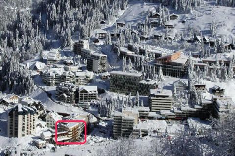 Rés Les Marmottes Nr. 17 ​​auf der Karte des Skigebiets, 30 m von den Pisten entfernt, Place Sarrière, Aufzug. Einkaufsmöglichkeiten 150m entfernt. Komfort-Studio ausgestattet und möbliert für 4 Personen, 3. Etage, Hangblick, 26m², S.E. Belichtung, S...