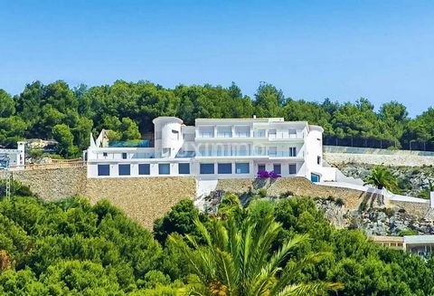 Ontdek deze prachtige moderne villa van 795 m² op een perceel van 1.760 m² in de prestigieuze wijk La Corona, Jávea. Met panoramisch uitzicht op zee en de bergen combineert deze woning luxe, comfort en avant-gardistisch design. De bevoorrechte locati...