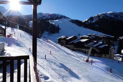 Das Studio ist für 4 Personen ausgelegt. Es liegt im Weiler Crève Cœur. Es ist weniger als 10 Minuten von den ESF-Unterrichtsstunden, dem Piou-Piou-Club und den Geschäften entlang der Piste entfernt. Die Wohnung besteht aus einer separaten Küchenzeil...