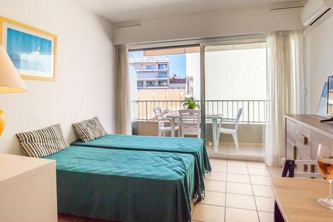 Dit studio-appartement met airconditioning en een balkon met uitzicht op zee op het westen biedt comfort en gemak tijdens uw verblijf. Het beschikt over een eenpersoonsbed bij de ingang, een woonkamer met twee eenpersoonsbedden en alle essentiële voo...