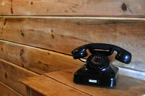 Bij binnenkomst in de rustieke Zwarte Woud-boerderij in Bernau wordt u begroet door het warme licht dat door de oude ramen met houten spaken naar binnen stroomt en de houten muren verlicht. De geur van hout vult de lucht, want de voormalige boerderij...