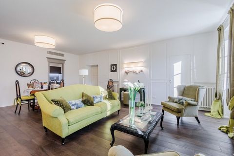 Situé au premier étage, au cœur de Lucques, ce luxueux appartement de vacances dispose de deux chambres élégamment meublées, l'une avec un lit double et l'autre avec deux lits simples, pouvant accueillir confortablement jusqu'à quatre personnes. Chaq...