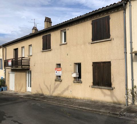 Immeuble de quatre appartements centre Castillonnès.