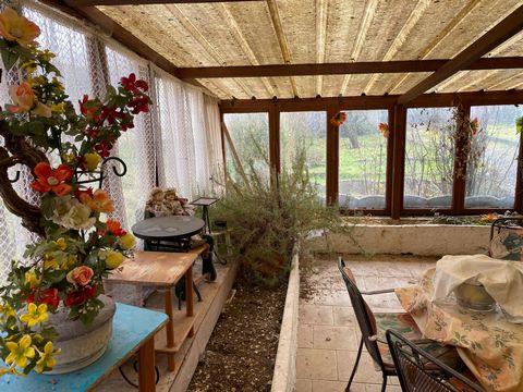 une maison à renover, composée d'une cuisine ,salon , une chambre ,
