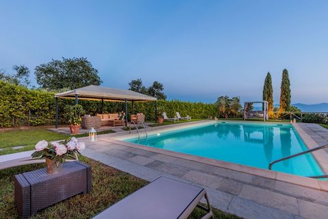 Nichée au cœur des collines et des vignobles renommés de Valgiano, cette ferme en pierre magnifiquement restaurée offre une escapade idyllique au cœur de la Toscane. Offrant une vue imprenable sur la campagne lucquoise, cette retraite perchée allie c...