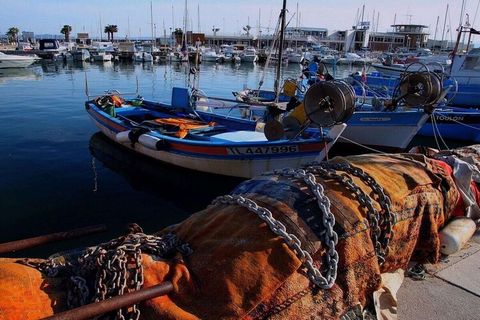 La propriété mesure 75 m² et dispose d'un ascenseur. Elle dispose d'une terrasse meublée où vous pourrez profiter de la mer et du magnifique paysage en savourant une tasse de café. Le séjour comprend une table à manger, une télévision et un canapé, a...
