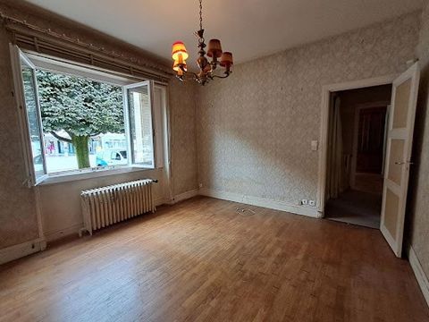 Une belle opportunité pour créer un appartement familial spacieux, avec la possibilité d'intégrer une suite parentale, un espace bureau ou toute autre configuration selon vos besoins. Situé au rez-de-chaussée surélevé, cet appartement de 120 m², issu...