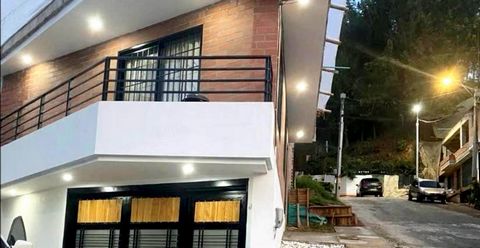Beautiful new house, corner of 150 m2 built and with air to build another 150 m2, which has three panoramic views, has a studio apartment and two apartments and license to build another two floors. On the first floor is the studio apartment and the a...