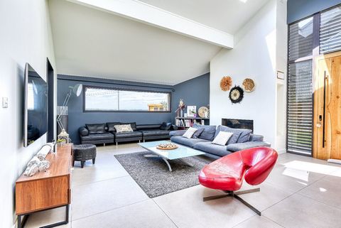 Maison d'architecte avec piscine à 20 mn de Lyon.