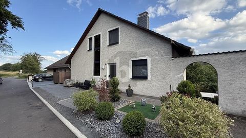 Dieses gepflegte Mehrfamilienhaus in ruhiger Lage von Oberaula bietet auf ca. 182 m² Wohnfläche verteilt auf drei Einheiten ausreichend Platz. Insgesamt stehen 8 Zimmer zur Verfügung: 3 Zimmer im Untergeschoss, 3 im Erdgeschoss und 2 im Obergeschoss....