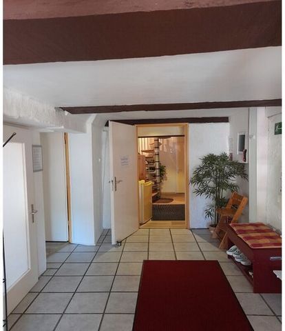 Ferienunterkunft ab 8 Personen Kinderbetten (Zustell), 1 Babybett ) , 6 DZ, 2 große 3 Bett Zimmer, (auf 3 Ebenen) mehrere Duschen/WC, Aufenthaltsraum Aufenthaltsraum mit TV, Kaminofen, DVD, Schlafcouch(ca.35m²), große Küche (gut ausgestattet) Die Anz...